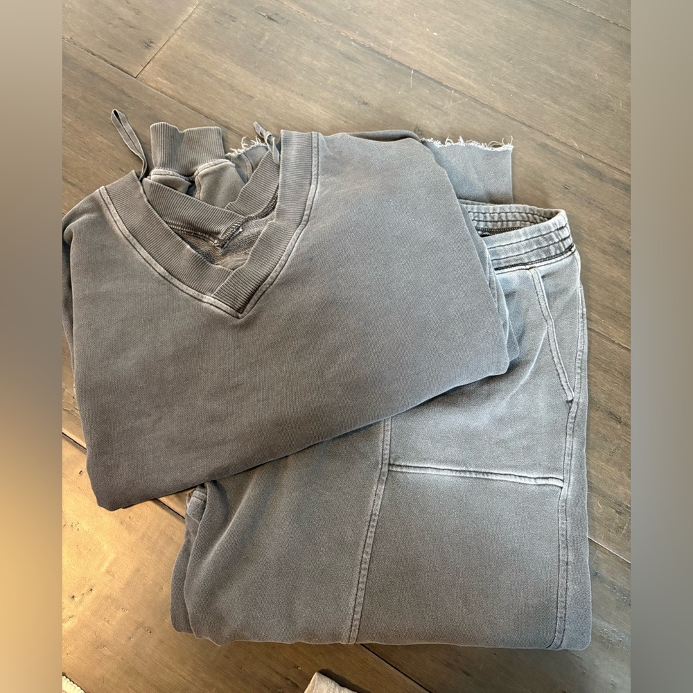 Aerie Gray V-Neck Sweatshirt and Joggers Set